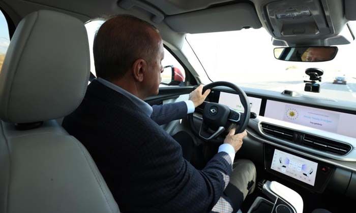 Cumhurbaşkanı TOGG’un direksiyonuna geçti