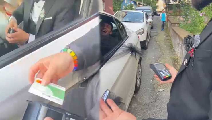 Düğün konvoyunda pos cihazı ile bahşiş verdiler