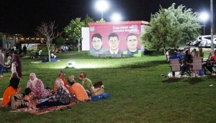 Aşırı sıcaklardan gündüz eve kapanıyorlar, gece parklara akın ediyorlar