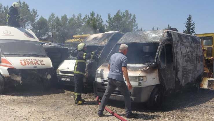 Yaşı küçük çocuklar iki ambulansı yaktı