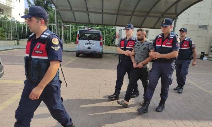 Kötü işçilik nedeniyle tartıştığı arkadaşını sopa ve bıçakla öldürdü