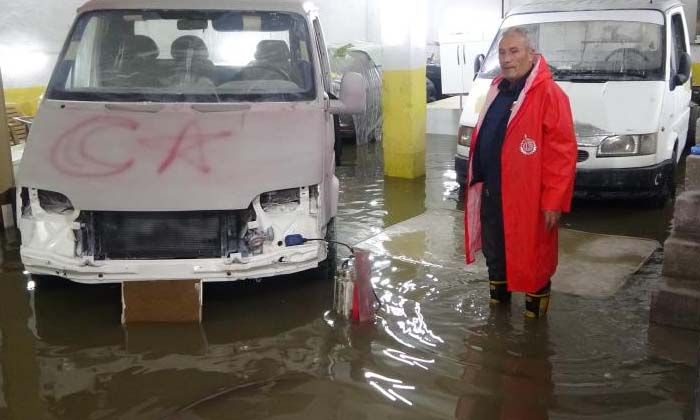Uşak’ta şiddetli yağış sonrasında su baskınları yaşandı