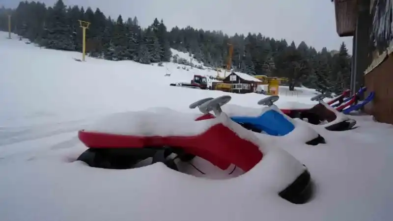 Uludağ’da kayak sezonu kapandı, pistler bomboş kaldı Uludağ’da kayak sezonu kapandı, pistler bomboş kaldı