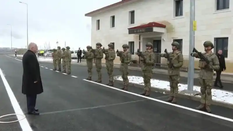 Bakan Güler, komando tugayını denetledi Bakan Güler, komando tugayını denetledi