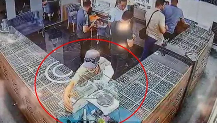 Yaşlı adam önce gözlüğünü taktı sonra altın küpeleri cebe attı