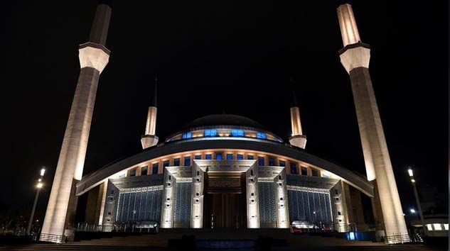 Koronavirüs salgının son bulması için camilerin hoparlöründen dua edildi