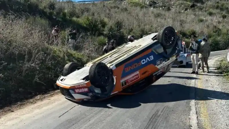 Ege Rallisi’nin ikinci gününde ünlü pilot Volkan Işık kaza yaptı Ege Rallisi’nin ikinci gününde ünlü pilot Volkan Işık kaza yaptı