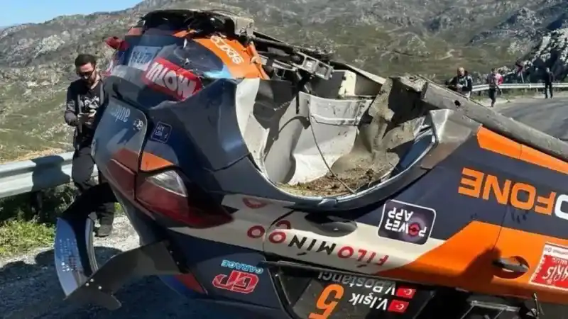 Ege Rallisi’nin ikinci gününde ünlü pilot Volkan Işık kaza yaptı Ege Rallisi’nin ikinci gününde ünlü pilot Volkan Işık kaza yaptı