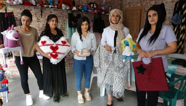 Atık malzemelerden hem ürün üretiyor hem de aile bütçesine destek oluyor