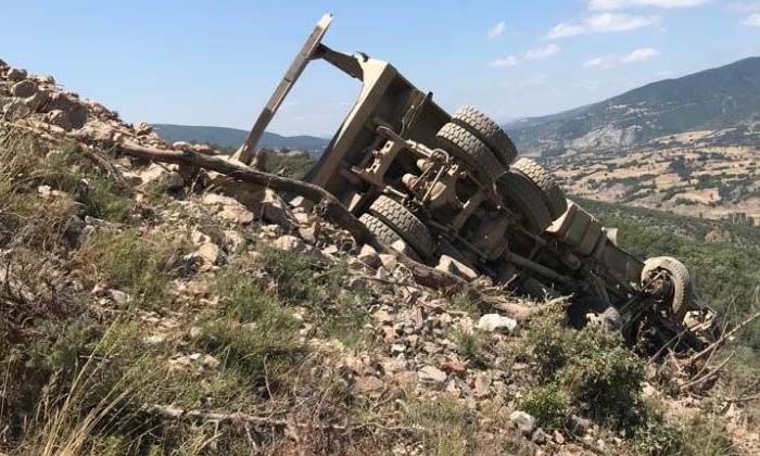 80 metre yükseklikten devrilen kamyonun sürücüsü Erol Tunçöz öldü 80 metre yükseklikten devrilen kamyonun sürücüsü Erol Tunçöz öldü