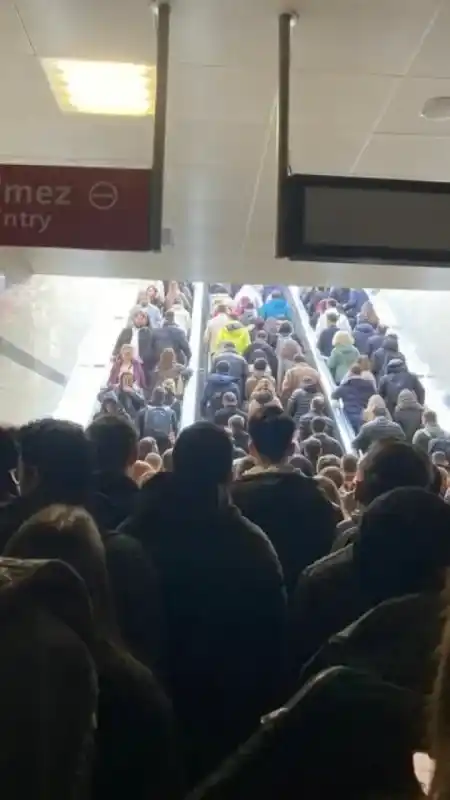Altunizade’de metrobüs arızası: Durakta insan seli oluştu