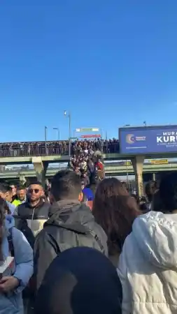 Altunizade’de metrobüs arızası: Durakta insan seli oluştu