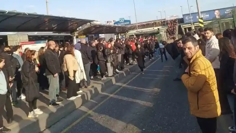 Altunizade’de metrobüs arızası: Durakta insan seli oluştu