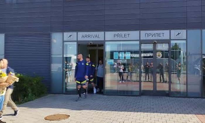 Fenerbahçe Çekya’da çiçeklerle karşılandı