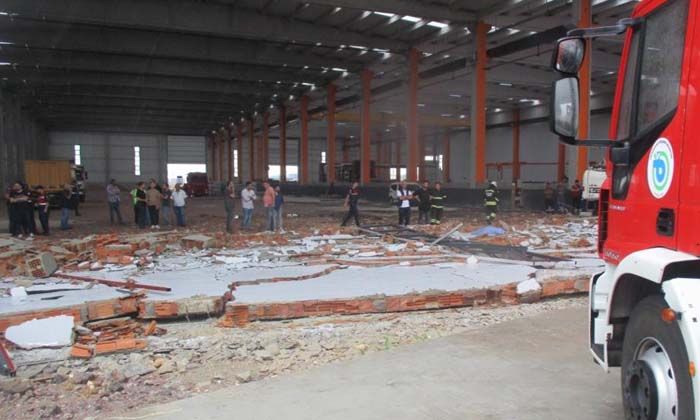 Yıkılan duvarın altında kalan işçi hayatını kaybetti