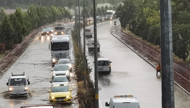 Zonguldak’ta yollar göle döndü, sürücüler zor anlar yaşadı