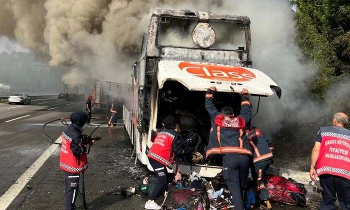 Yolcu otobüsü TEM’de alev alev yandı, 74 kişi son anda kurtarıldı