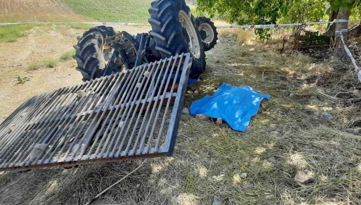 Manisa Soma’da traktörün altında kalan sürücü hayatını kaybetti