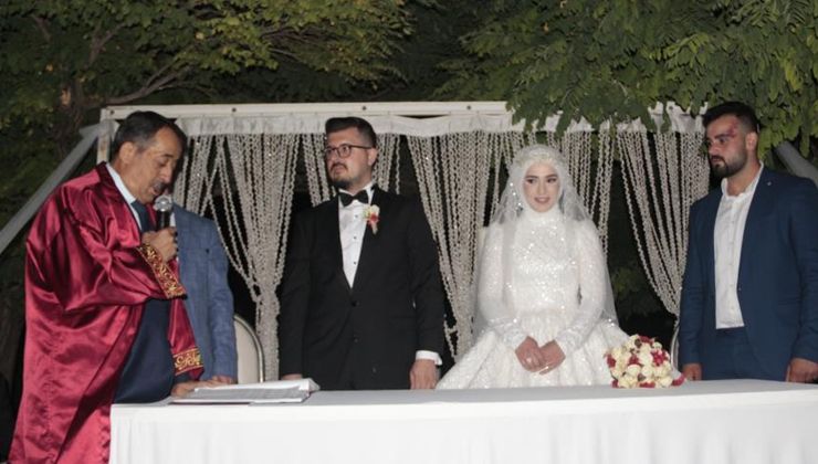 Baba oğulun en duygusal anı: Oğlunun nikahını kıydı