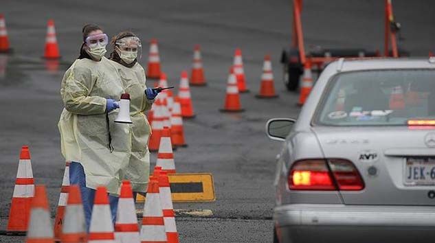 ABD’liler arabadan inmeden yapılan Kovid-19 test merkezlerine yöneldi