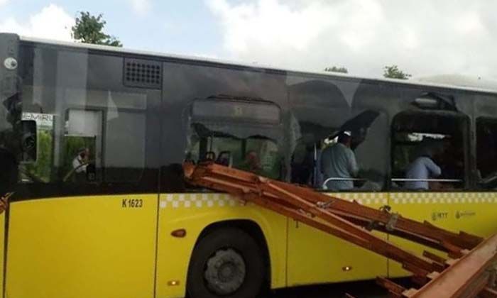 Tırdan düşen demirler, içinde yolcu olan İETT otobüsüne saplandı