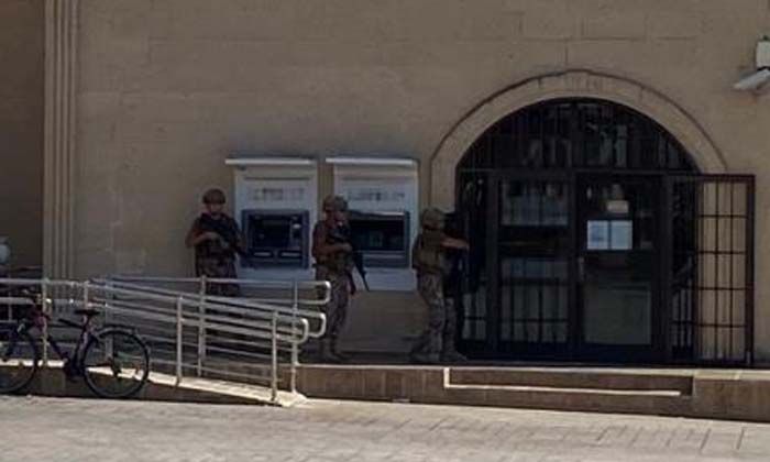 Antalya’da banka müdürü, silahlı kişi tarafından rehin alındı
