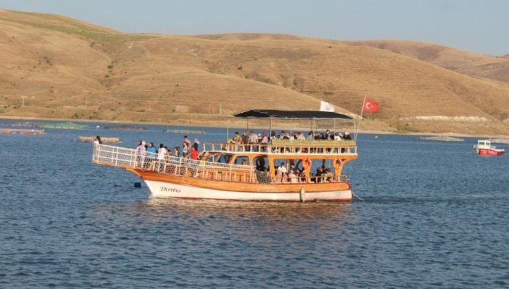 Demirözü’nde gurbetçilerden tekne turlarına yoğun ilgi