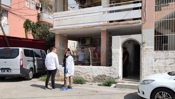 Adana Seyhan’da Neriman Güngör oğlu Şeref Güngör’ü bilekleri kesilmiş halde buldu