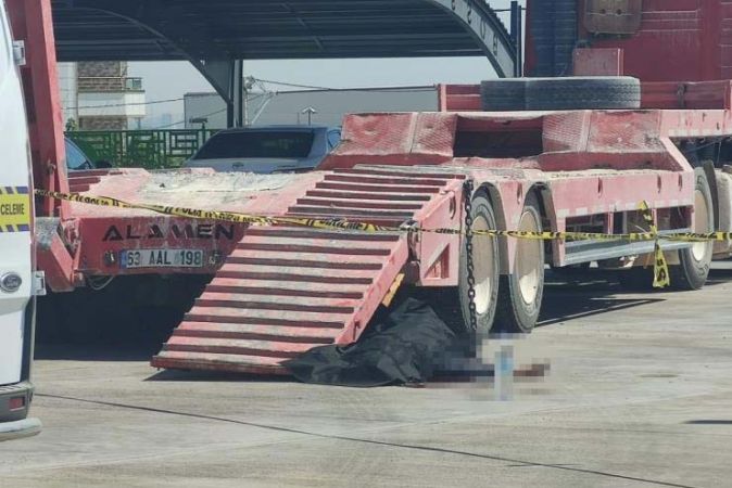 Tırın yükleme rampasının altında kalan işçi öldü