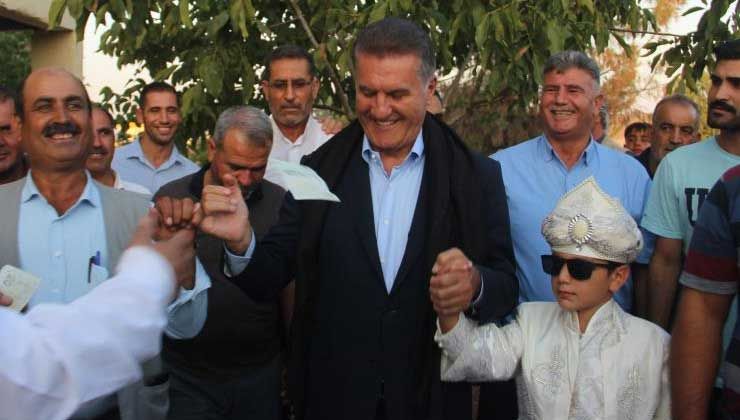 Halay çeken Mustafa Sarıgül para yağmuruna tutuldu