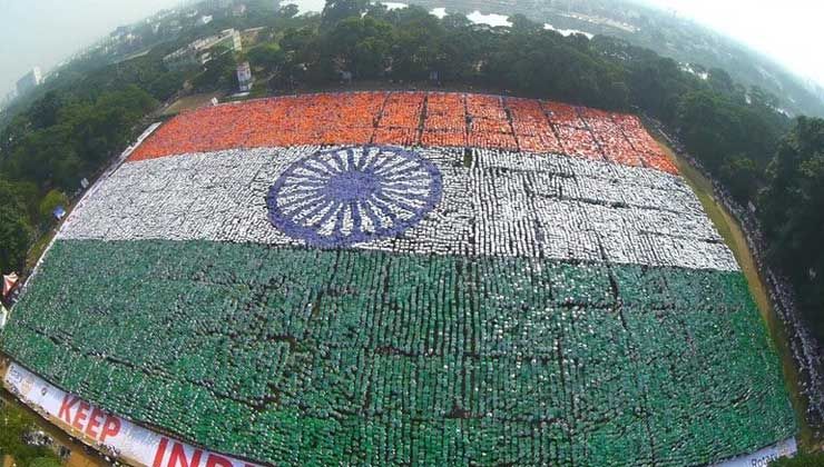 Hindistan’da insanların oluşturduğu dev bayrak, Guinness rekoru kırdı