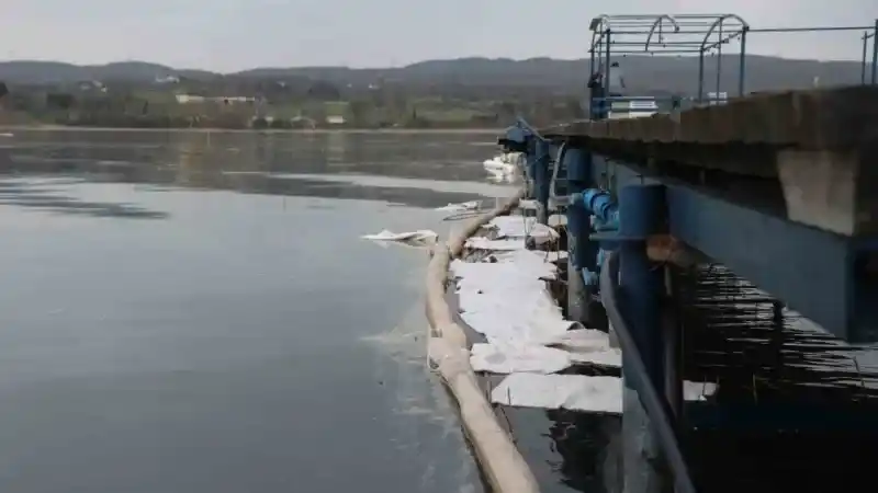 Milyonların içme suyu olan Sapanca Gölü’ne akaryakıt sızdı
