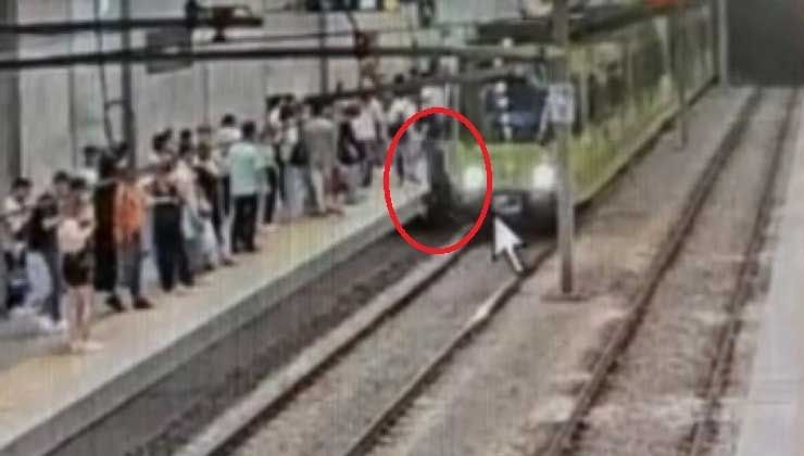 Faciaya ramak kala! Metronun önüne atlayan şahıs yürekleri ağza getirdi