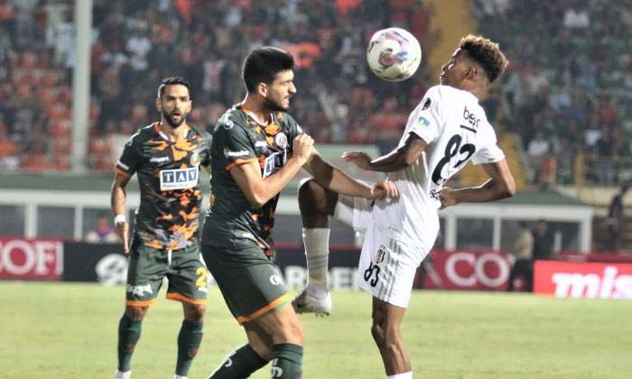 Beşiktaş üç farkla öne geçtiği maçta Alanyaspor ile berabere kaldı