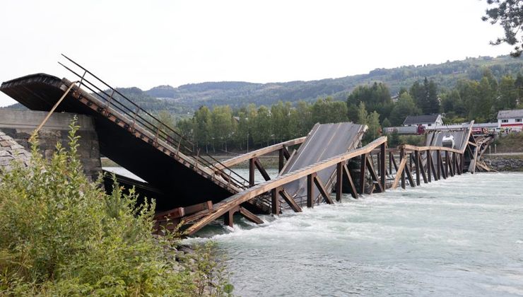 Ahşap köprü çöktü, araç nehre düştü