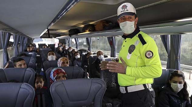 Polisten yolcu otobüslerine koronavirüs denetimi
