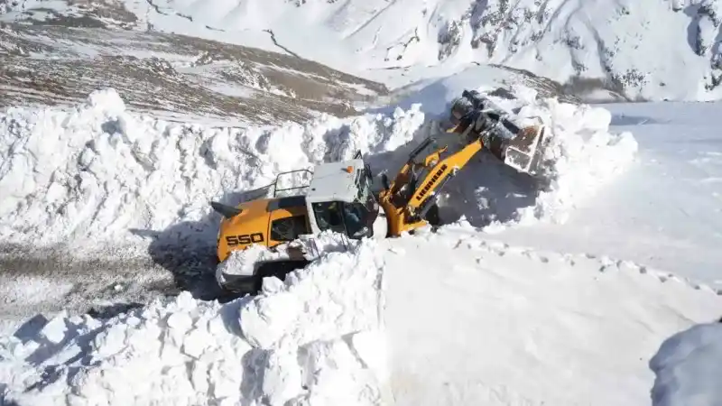 Muş’ta kar kalınlığının 7 metreyi bulduğu yolda çalışma Muş’ta kar kalınlığının 7 metreyi bulduğu yolda çalışma