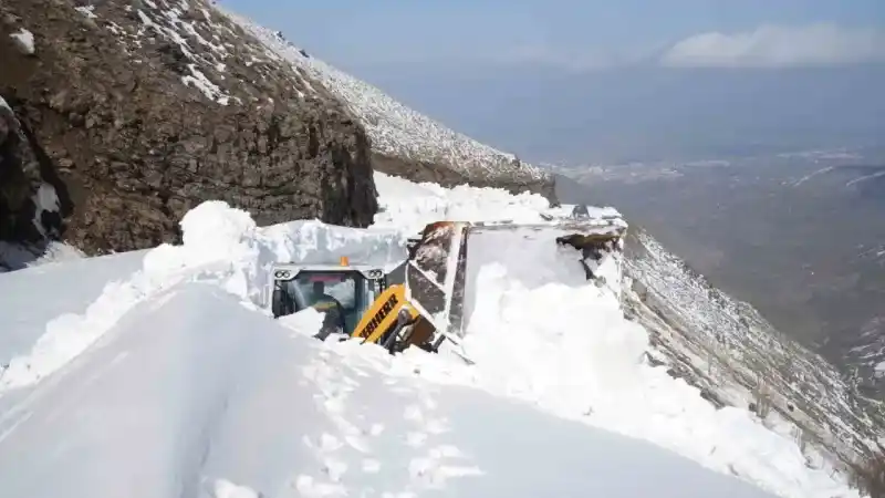 Muş’ta kar kalınlığının 7 metreyi bulduğu yolda çalışma Muş’ta kar kalınlığının 7 metreyi bulduğu yolda çalışma