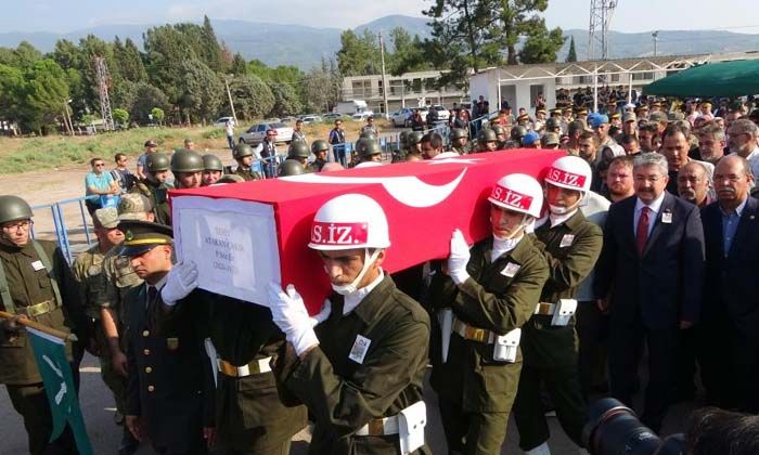 Kamuflaj giyen şehit annesi evladını asker selamıyla uğurladı