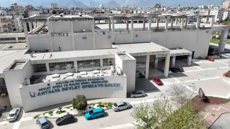 Tamer Karadağlı, Antalya’daki kültür merkezinin bakımsızlığından şikayet etti