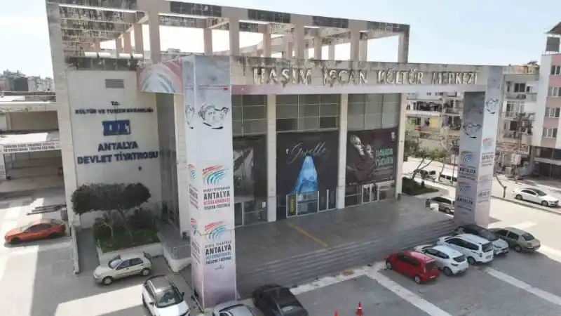 Tamer Karadağlı, Antalya’daki kültür merkezinin bakımsızlığından şikayet etti