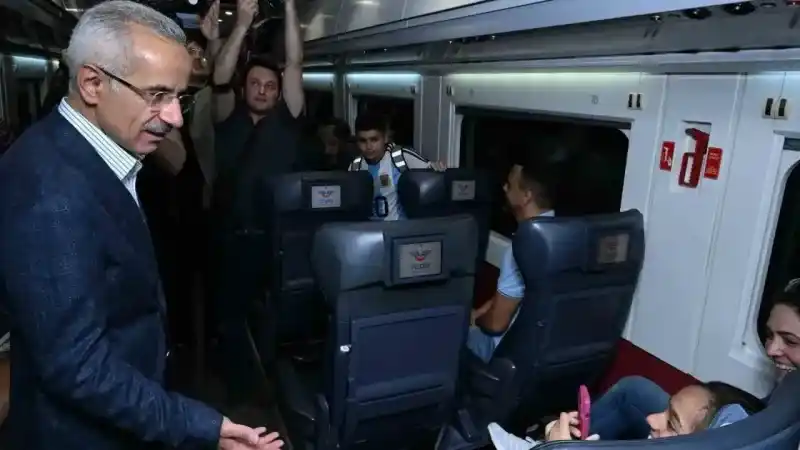 Ulaştırma ve Altyapı Bakanı Uraloğlu: “Emeklilerimize trenlerde yüzde 10 indirim uygulayacağız" Ulaştırma ve Altyapı Bakanı Uraloğlu: “Emeklilerimize trenlerde yüzde 10 indirim uygulayacağız"