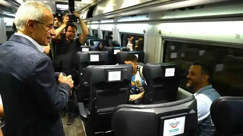 Ulaştırma ve Altyapı Bakanı Uraloğlu: “Emeklilerimize trenlerde yüzde 10 indirim uygulayacağız" Ulaştırma ve Altyapı Bakanı Uraloğlu: “Emeklilerimize trenlerde yüzde 10 indirim uygulayacağız"