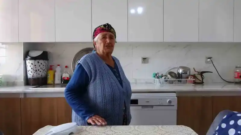 Depremin merkezinde depremzedeler bir bir evlerine yerleşiyor