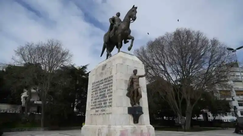 Sultan Abdülaziz’in emanetinin üzerine, İBB’nin korumaya aldığı İsmet İnönü heykeli dikildi