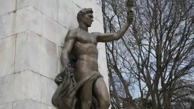 Sultan Abdülaziz’in emanetinin üzerine, İBB’nin korumaya aldığı İsmet İnönü heykeli dikildi