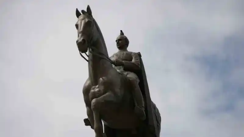 Sultan Abdülaziz’in emanetinin üzerine, İBB’nin korumaya aldığı İsmet İnönü heykeli dikildi