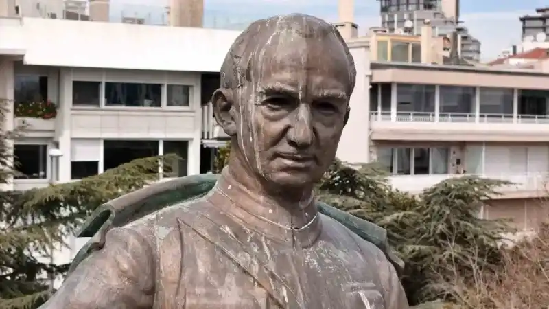 Sultan Abdülaziz’in emanetinin üzerine, İBB’nin korumaya aldığı İsmet İnönü heykeli dikildi