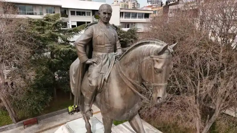 Sultan Abdülaziz’in emanetinin üzerine, İBB’nin korumaya aldığı İsmet İnönü heykeli dikildi