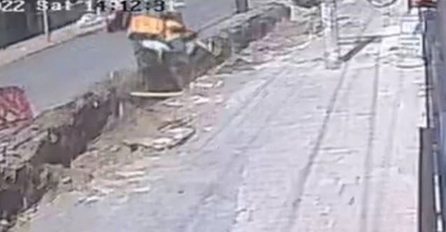 Şeride takılan kurye kazılan kanala düştü